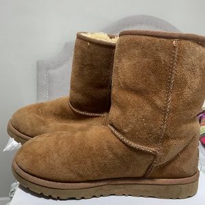 Mid calf Ugg’s 5 in youth 7 in women’s